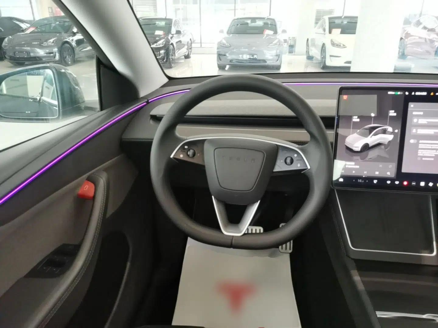 Tesla Model Y 2025 Rear-Wheel-Drive Version — миниатюра 13
