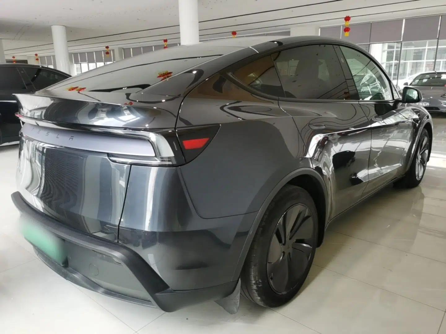 Tesla Model Y 2025 Rear-Wheel-Drive Version — миниатюра 6