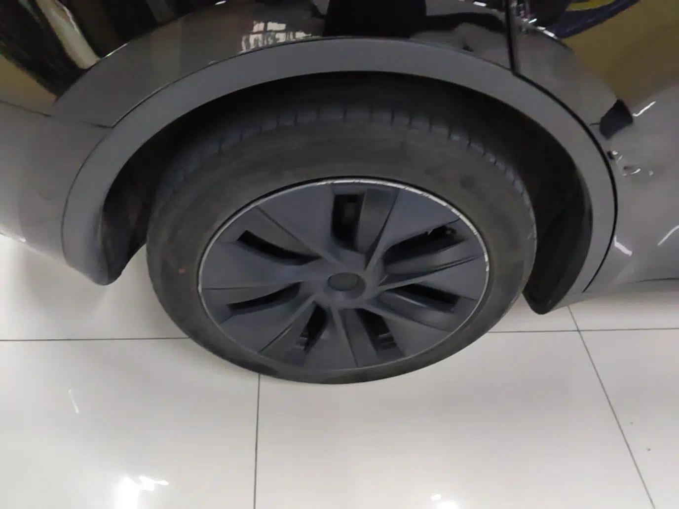Tesla Model Y 2023 Long-Range All-Wheel-Drive Version — миниатюра 11