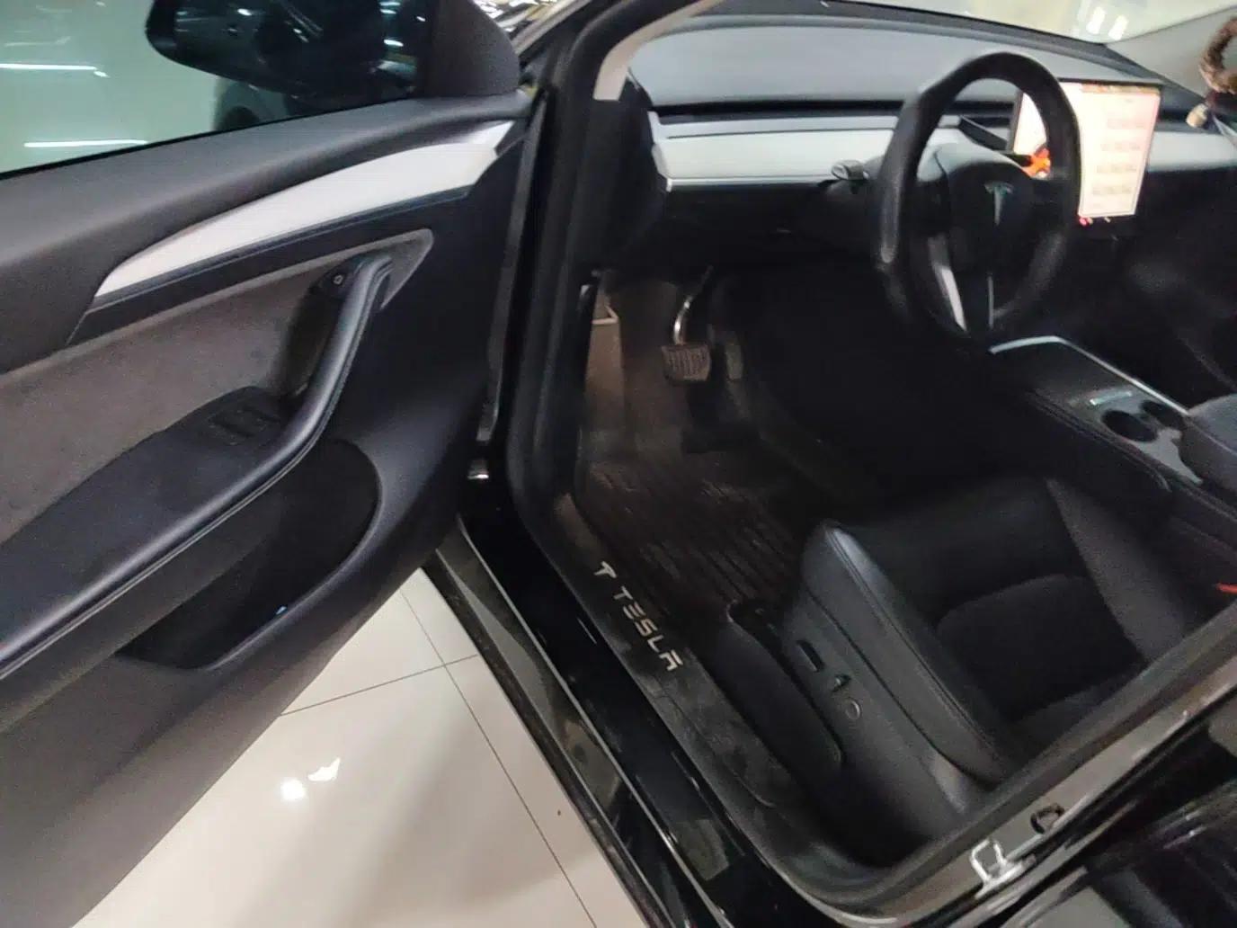 Tesla Model Y 2023 Long-Range All-Wheel-Drive Version — миниатюра 18