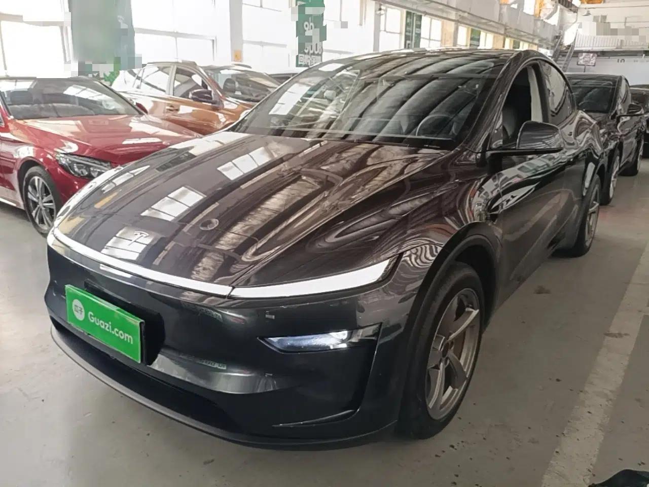 Tesla Model Y 2025 Rear-Wheel-Drive Version — миниатюра 1