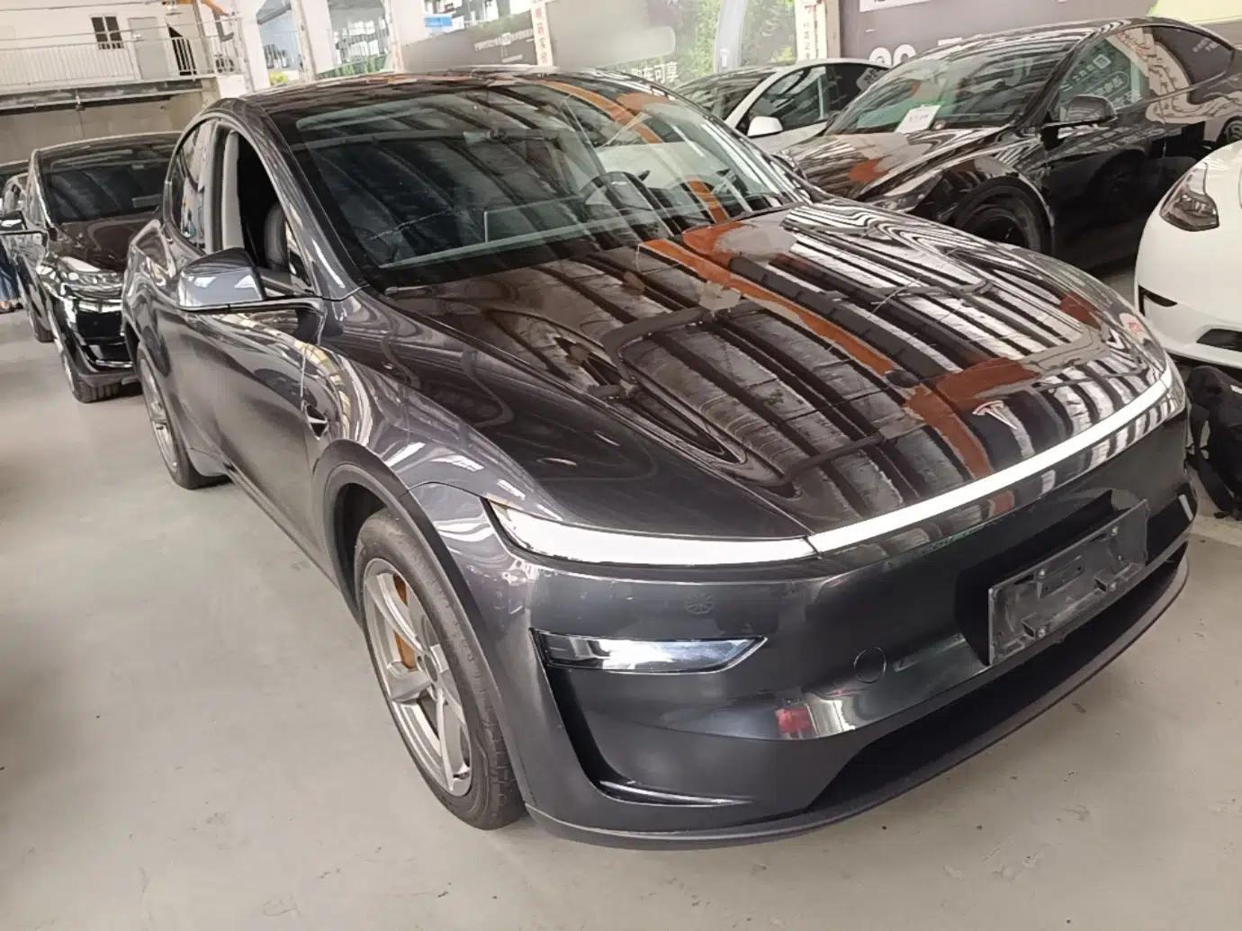Tesla Model Y 2025 Rear-Wheel-Drive Version — миниатюра 3