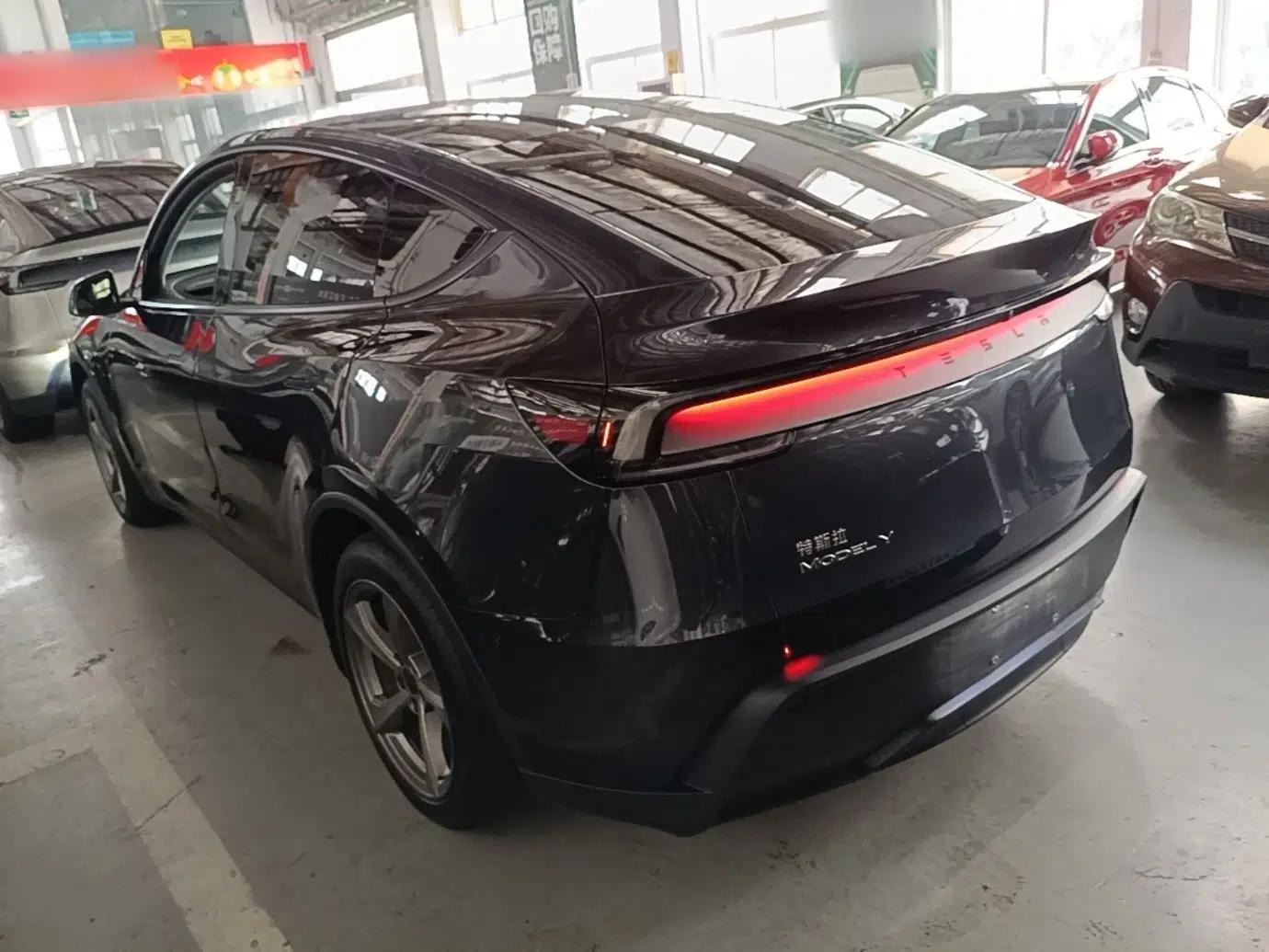 Tesla Model Y 2025 Rear-Wheel-Drive Version — миниатюра 4