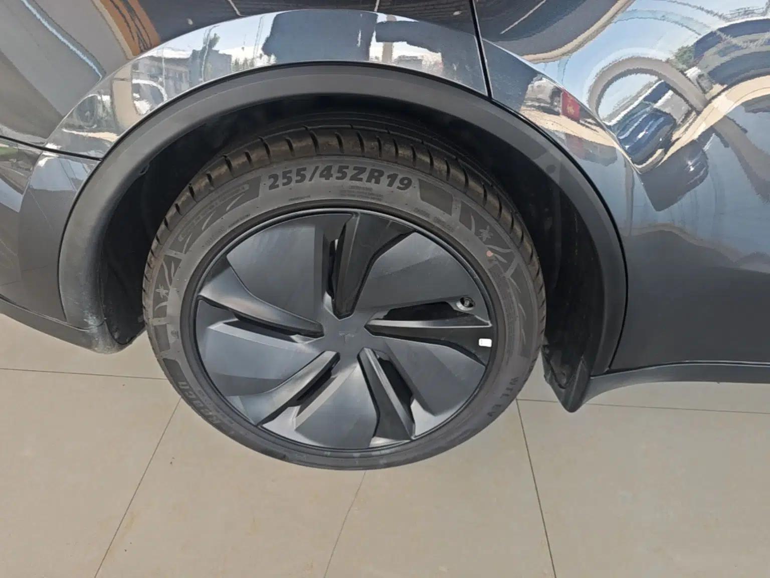 Tesla Model Y 2025 Long-Range All-Wheel Drive First Edition — миниатюра 11