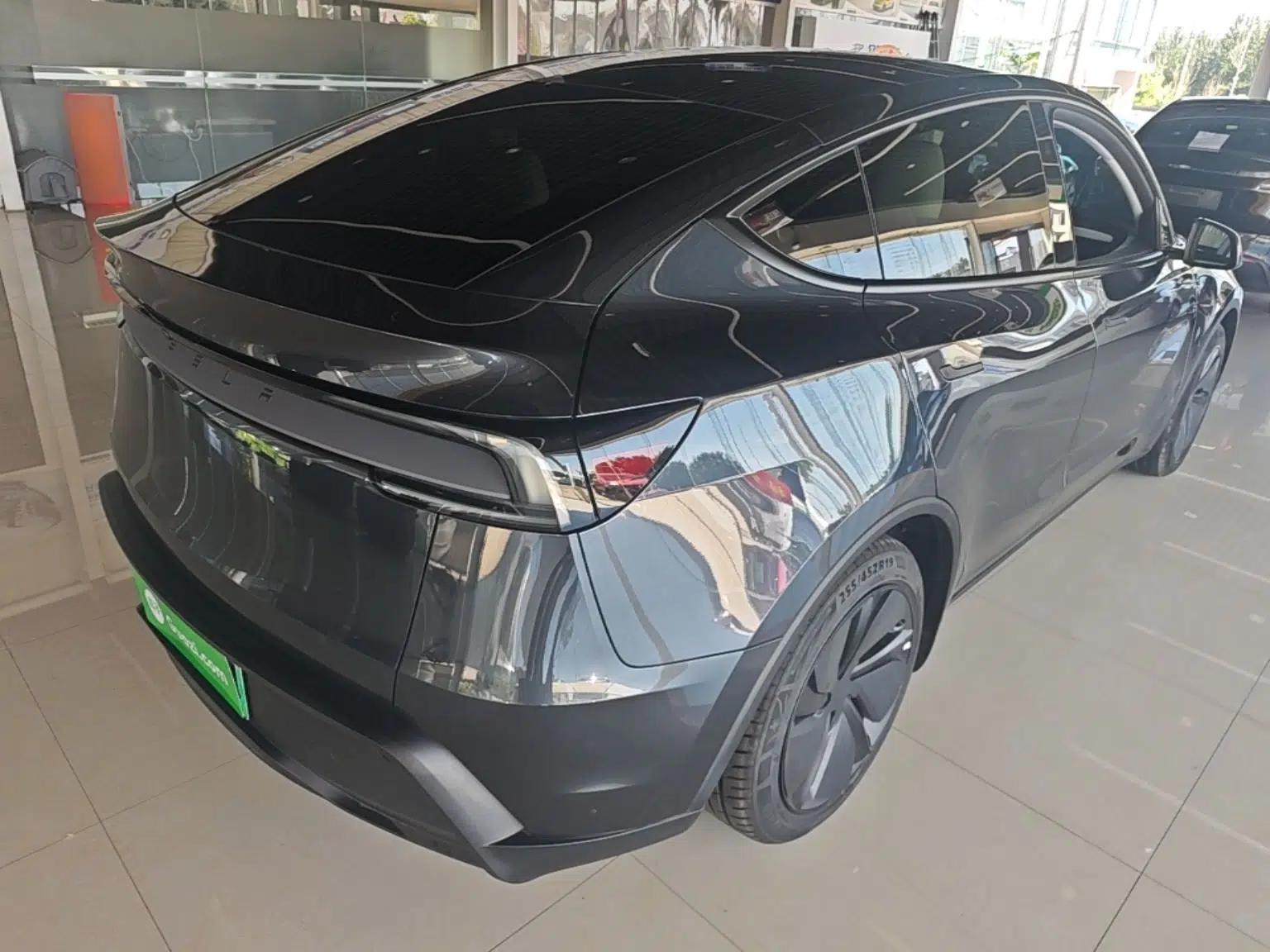 Tesla Model Y 2025 Long-Range All-Wheel Drive First Edition — миниатюра 6