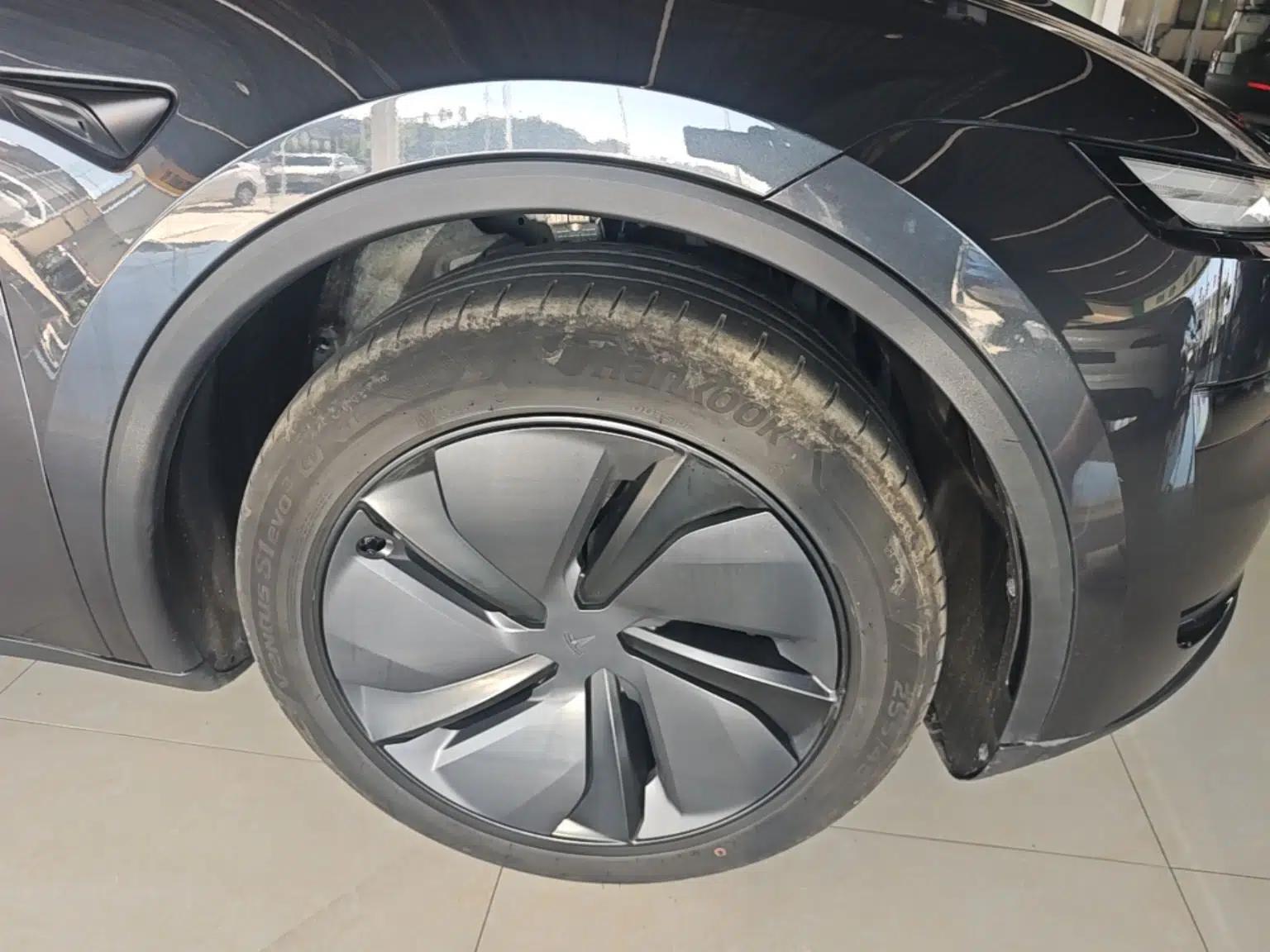 Tesla Model Y 2025 Long-Range All-Wheel Drive First Edition — миниатюра 10