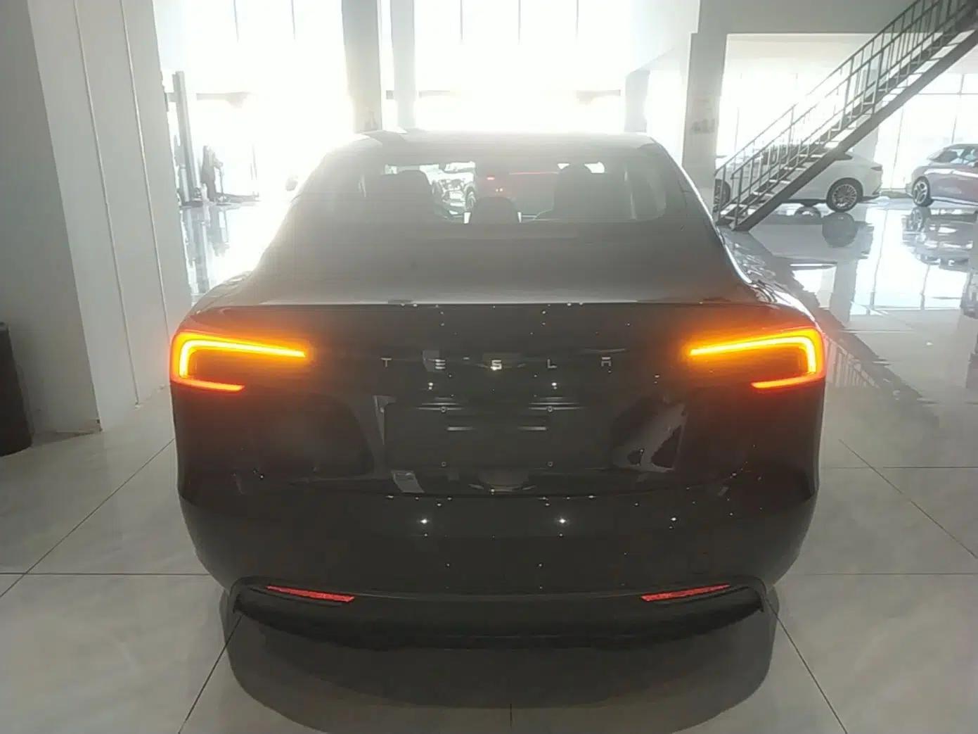 Tesla Model 3 2025 Rear-Wheel-Drive Version — миниатюра 5