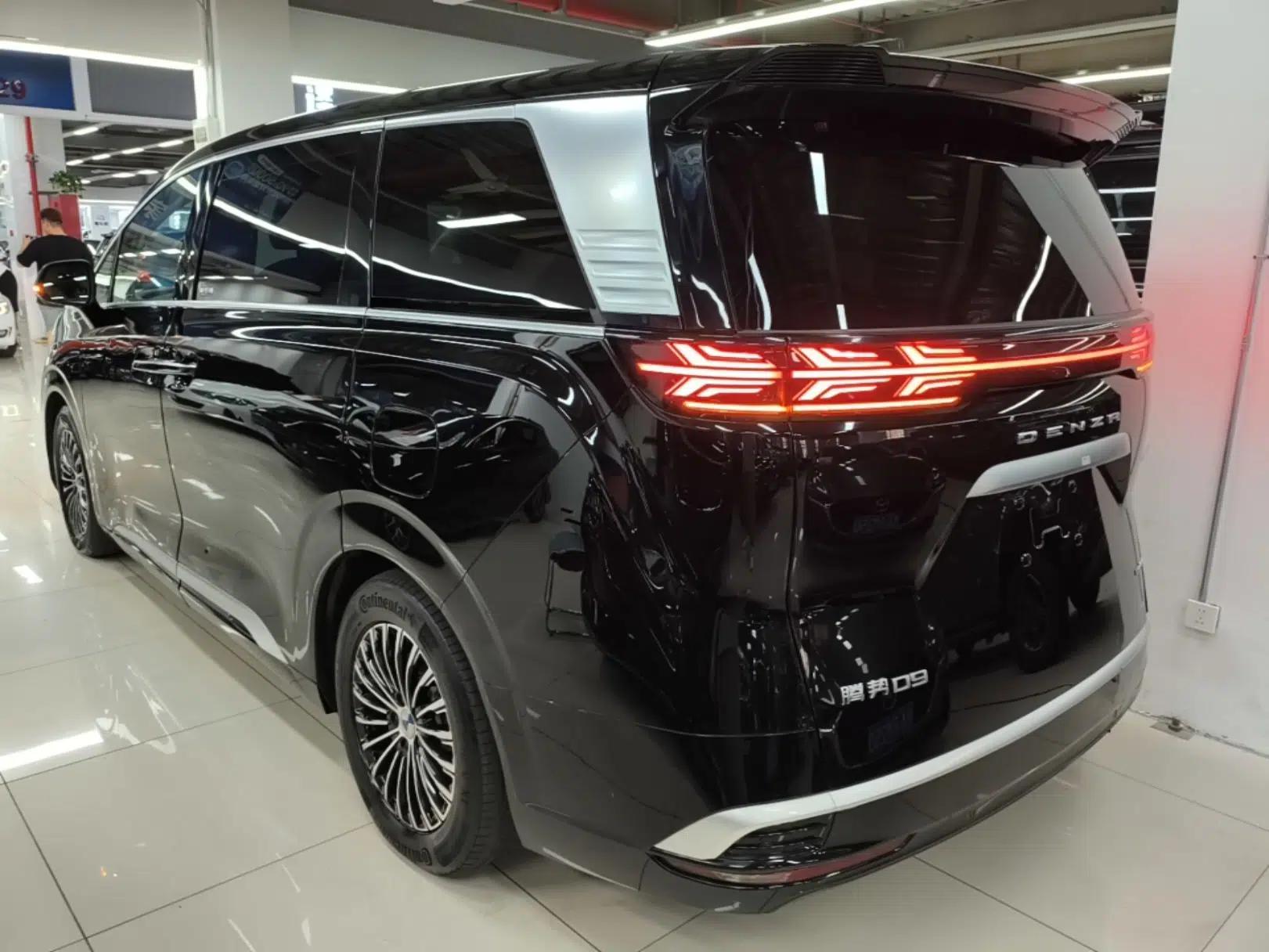 Denza D9 2022 DM-i 970 Four-Wheel Drive Prestige Model — миниатюра 4