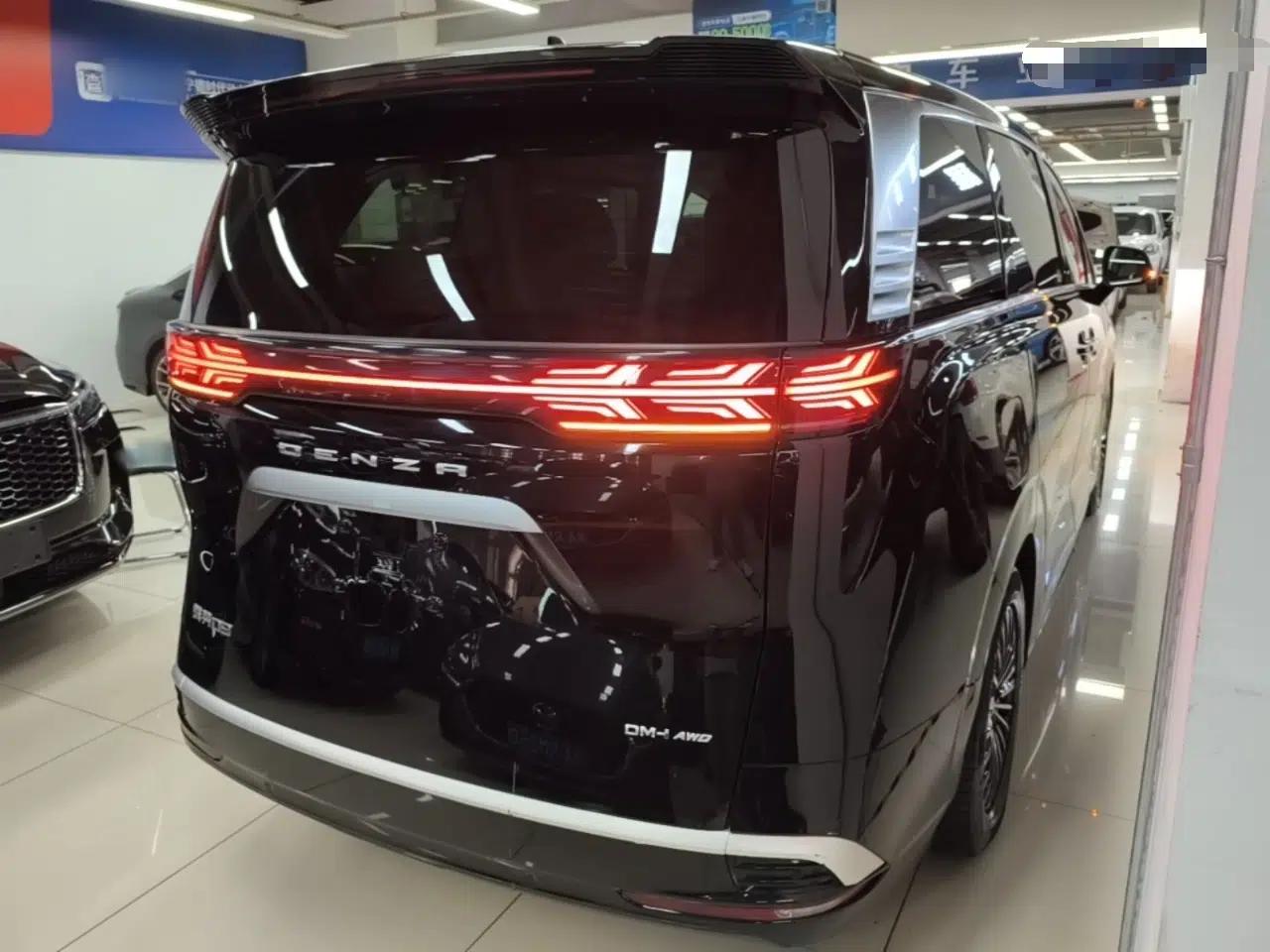 Denza D9 2022 DM-i 970 Four-Wheel Drive Prestige Model — миниатюра 6