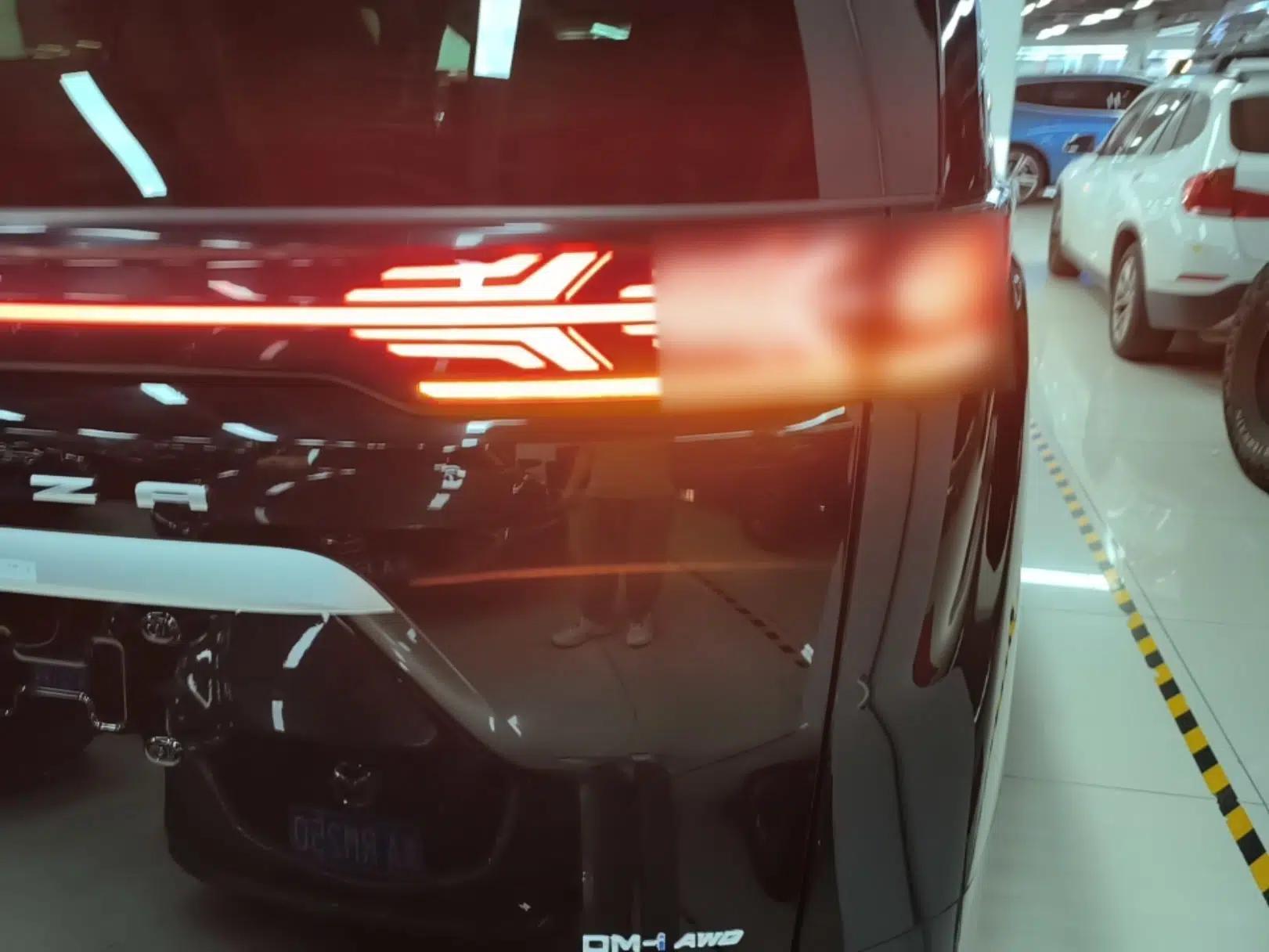 Denza D9 2022 DM-i 970 Four-Wheel Drive Prestige Model — миниатюра 9