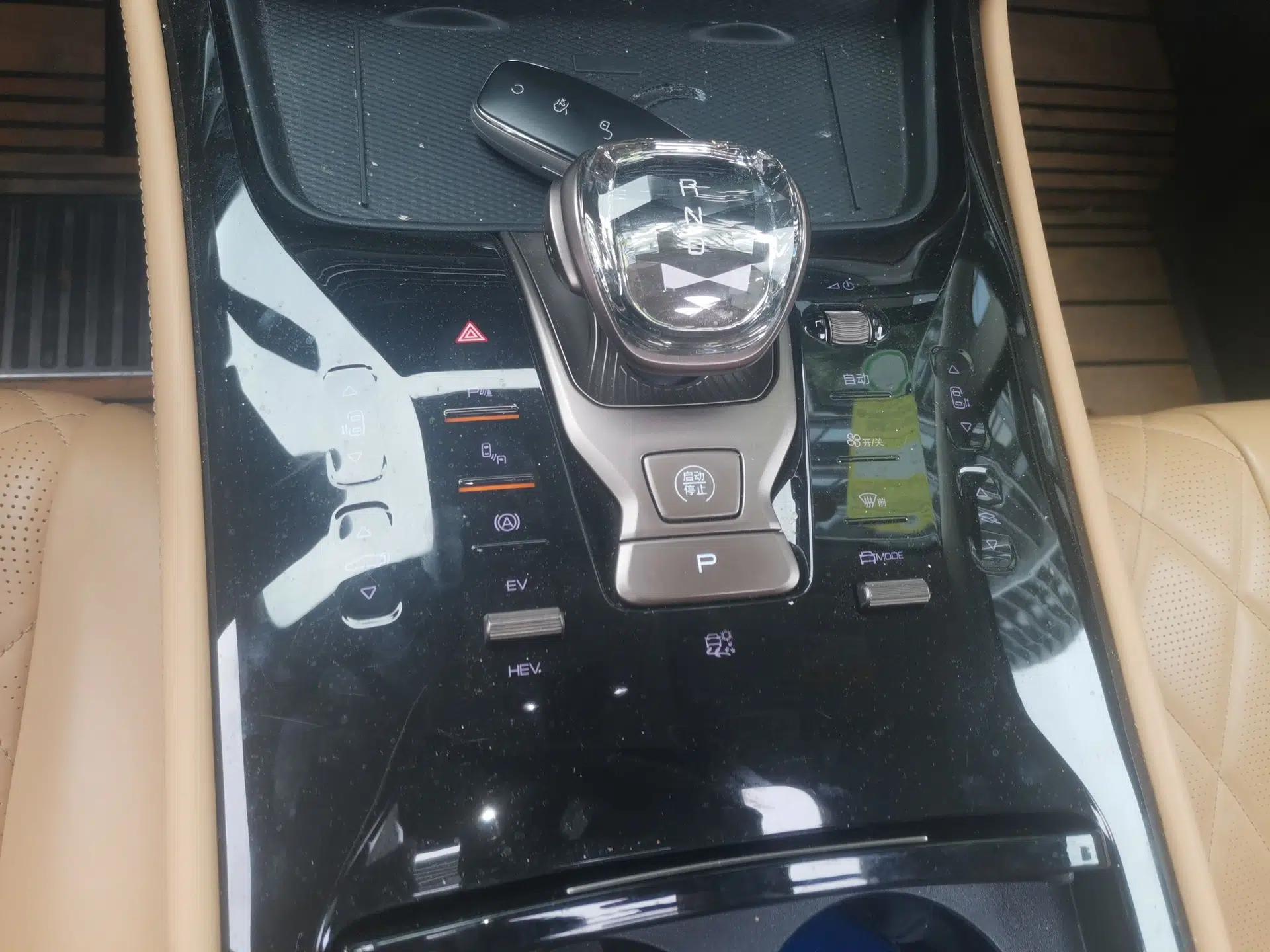Denza D9 2022 DM-i 970 Four-Wheel Drive Prestige Model — миниатюра 14