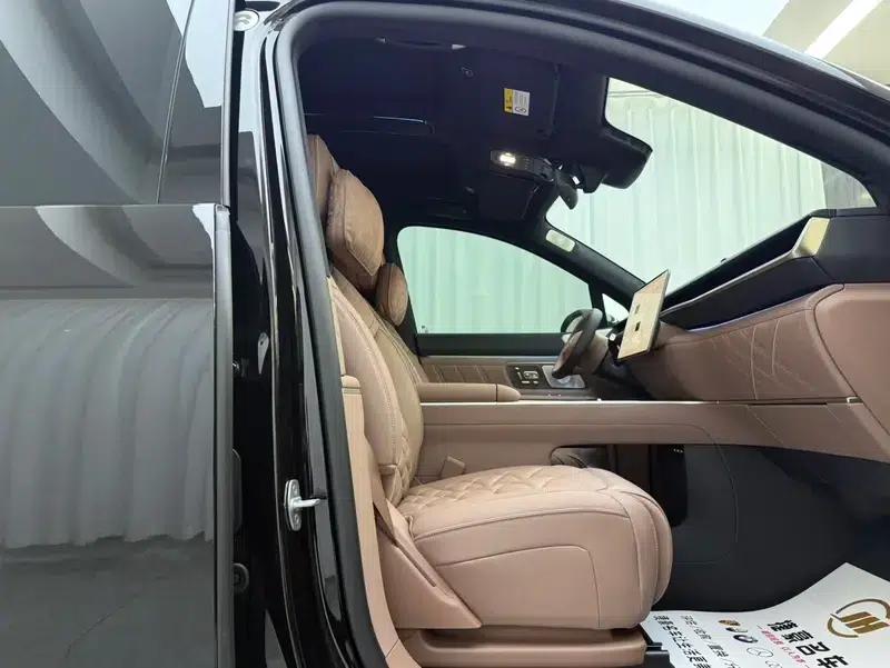 NIO ES9 2026 Executive Signature Edition with 6-seat island — миниатюра 16