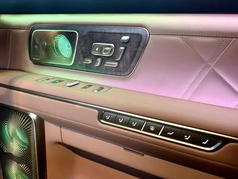 NIO ES9 2026 Executive Signature Edition with 6-seat island — миниатюра 6
