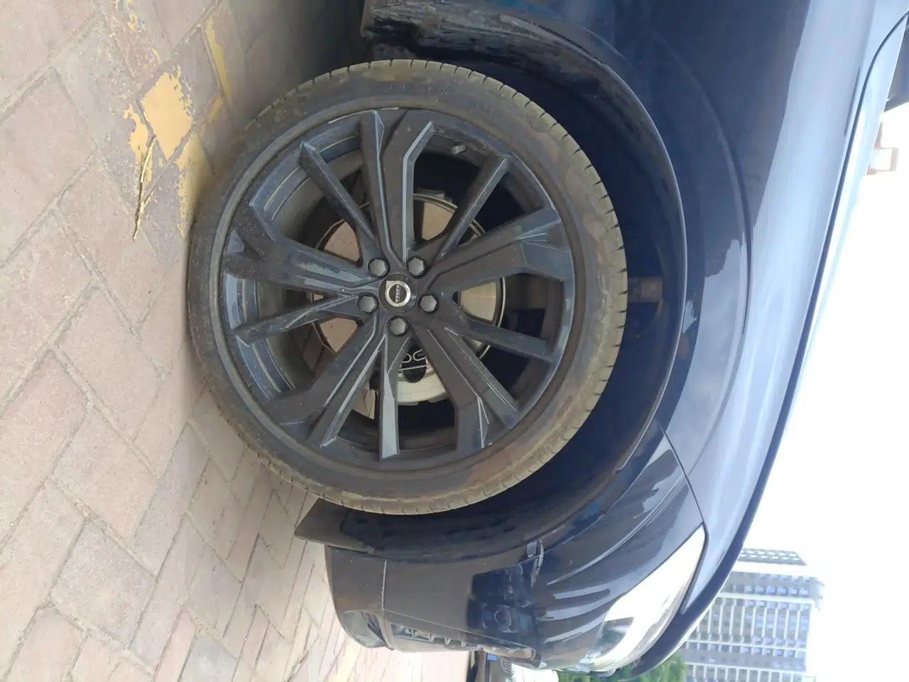 Volvo XC60 2025 B5 Four-Wheel Drive Smart & Advanced Midnight Black Edition — миниатюра 8