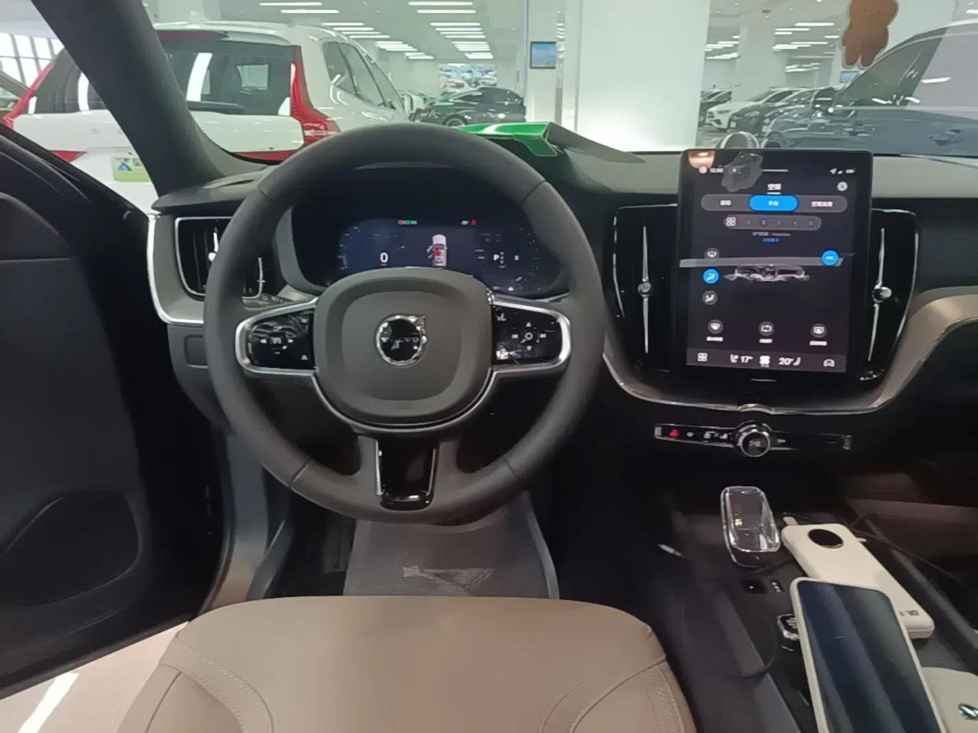 Volvo XC60 2026 B5 4x4 Smart Luxury Edition — миниатюра 13