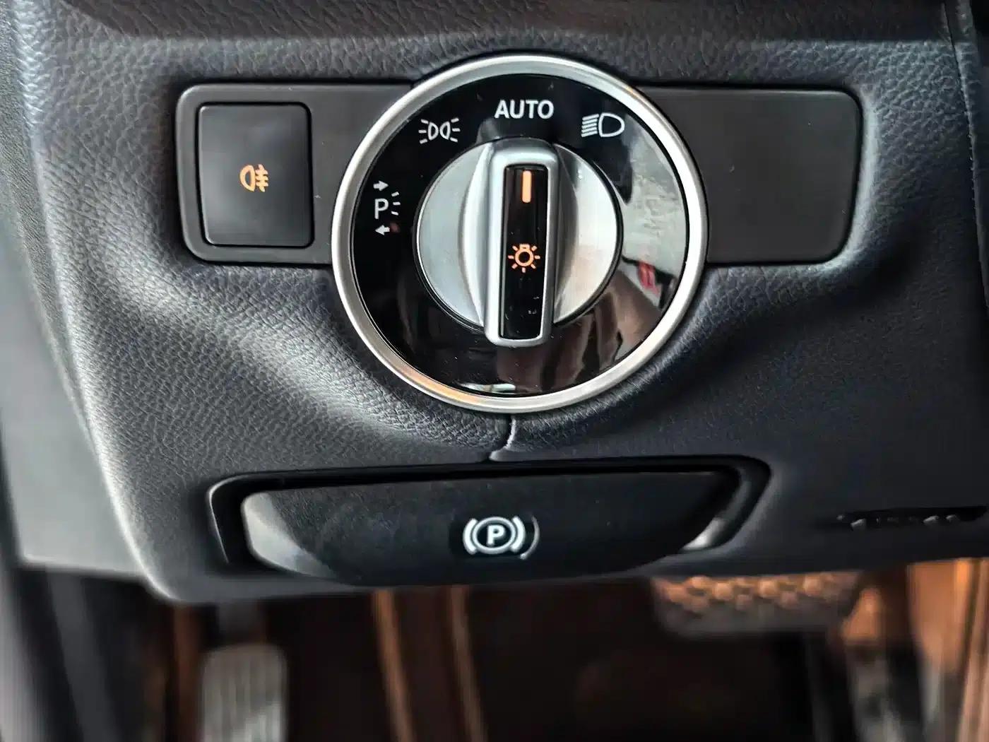 2012 Mercedes-Benz CLS 300 CGI — миниатюра 17