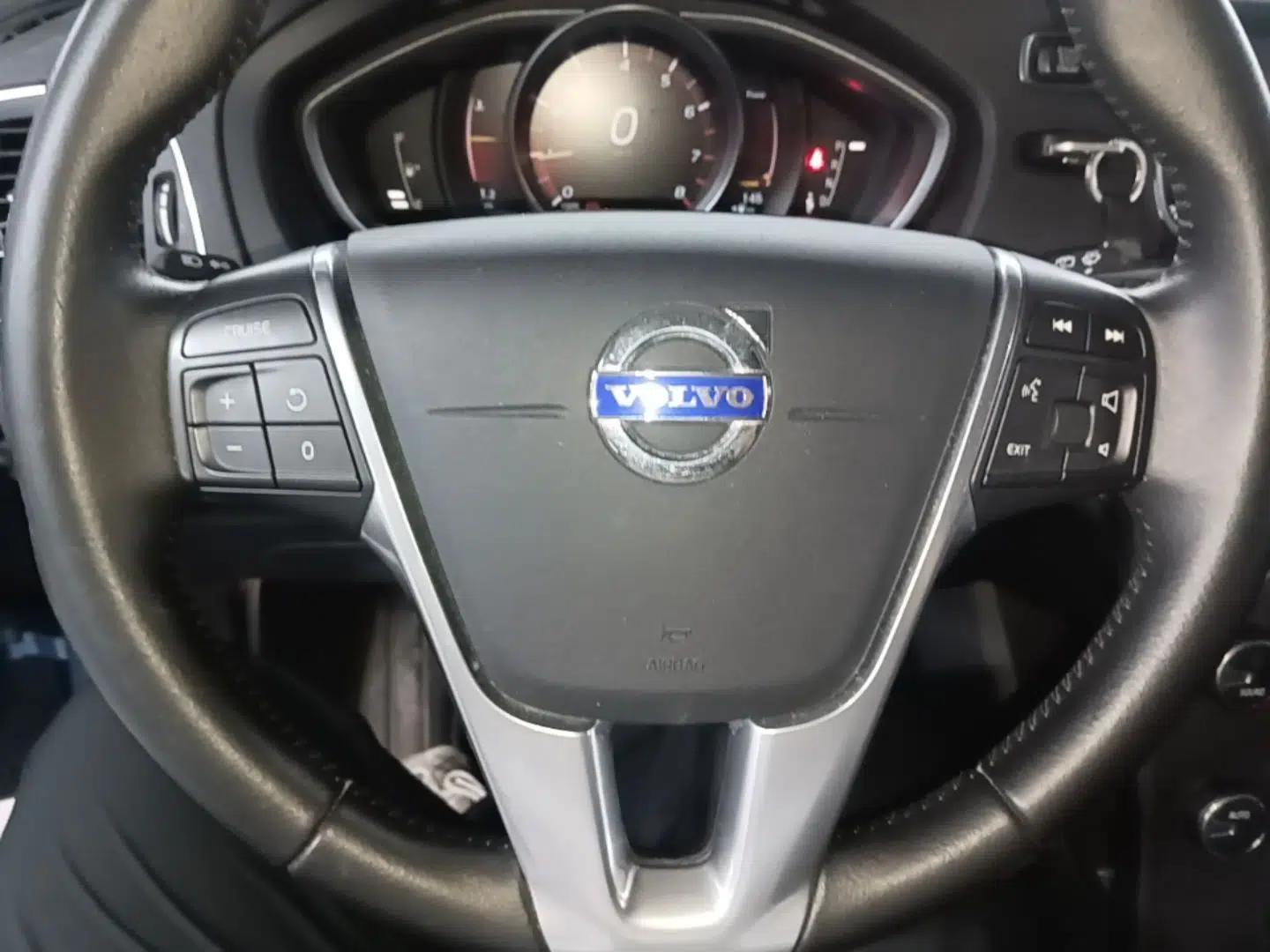 Volvo V40 2016 T3 Zhiyi Edition — миниатюра 13