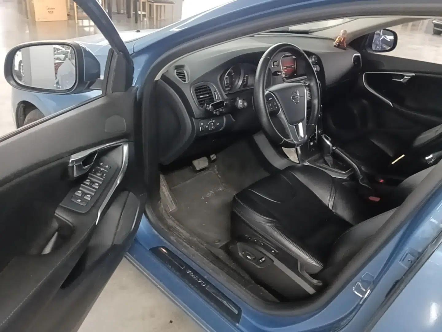 Volvo V40 2016 T3 Zhiyi Edition — миниатюра 18