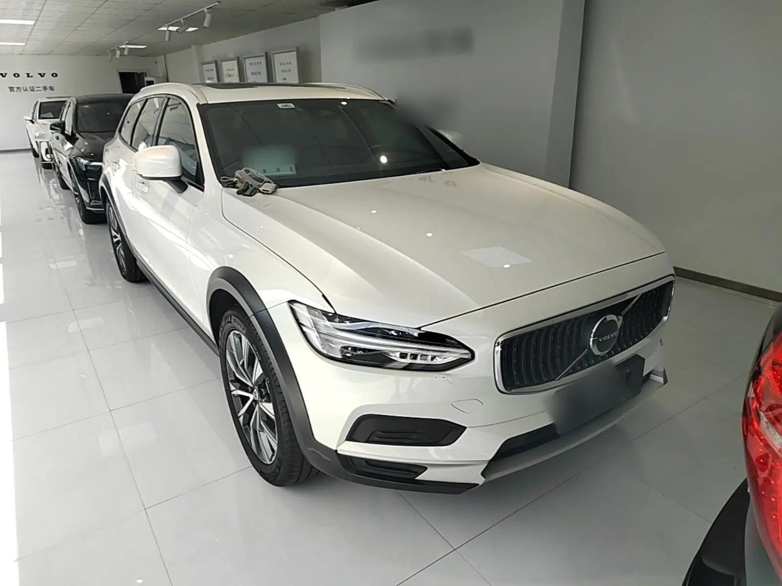 Volvo V90 2022 Cross Country B5 AWD Smart Range Edition — миниатюра 3