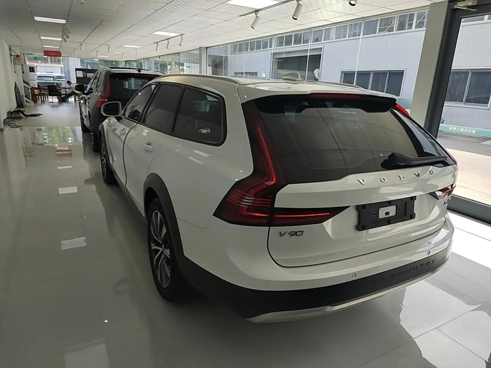 Volvo V90 2022 Cross Country B5 AWD Smart Range Edition — миниатюра 4