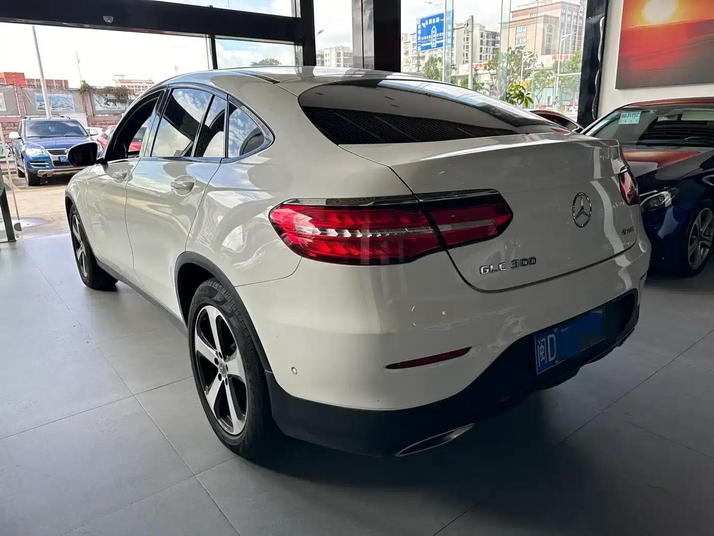 Mercedes-Benz GLC Coupe 2019 GLC 200 4MATIC Coupe SUV — миниатюра 4
