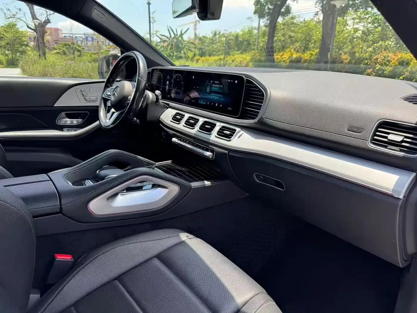 2020 Mercedes-Benz GLE Coupe, GLE 450 4MATIC Coupe SUV, Fashion Model — миниатюра 12