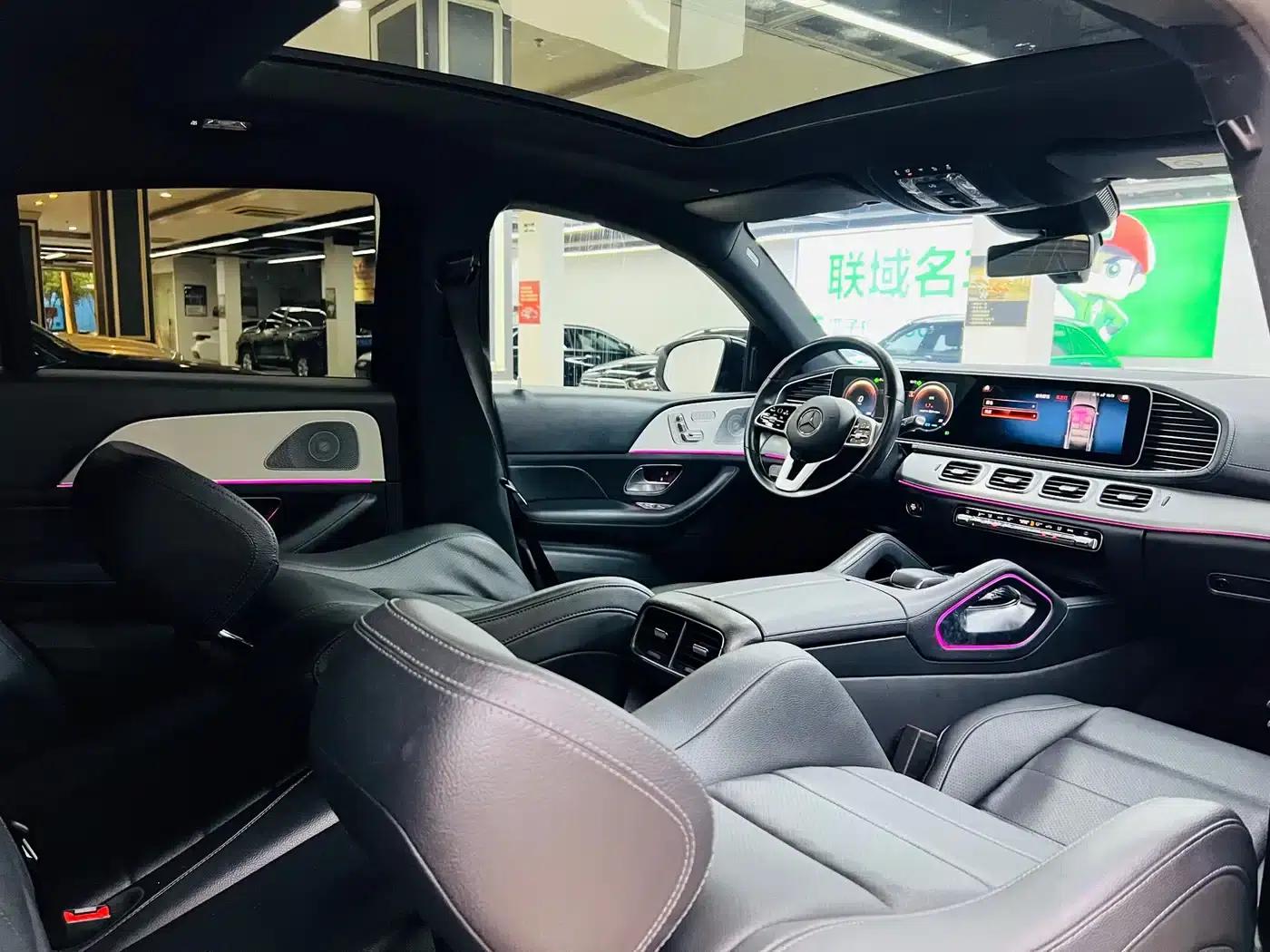 2020 Mercedes-Benz GLE Coupe, GLE 450 4MATIC Coupe SUV, Fashion Model — миниатюра 12
