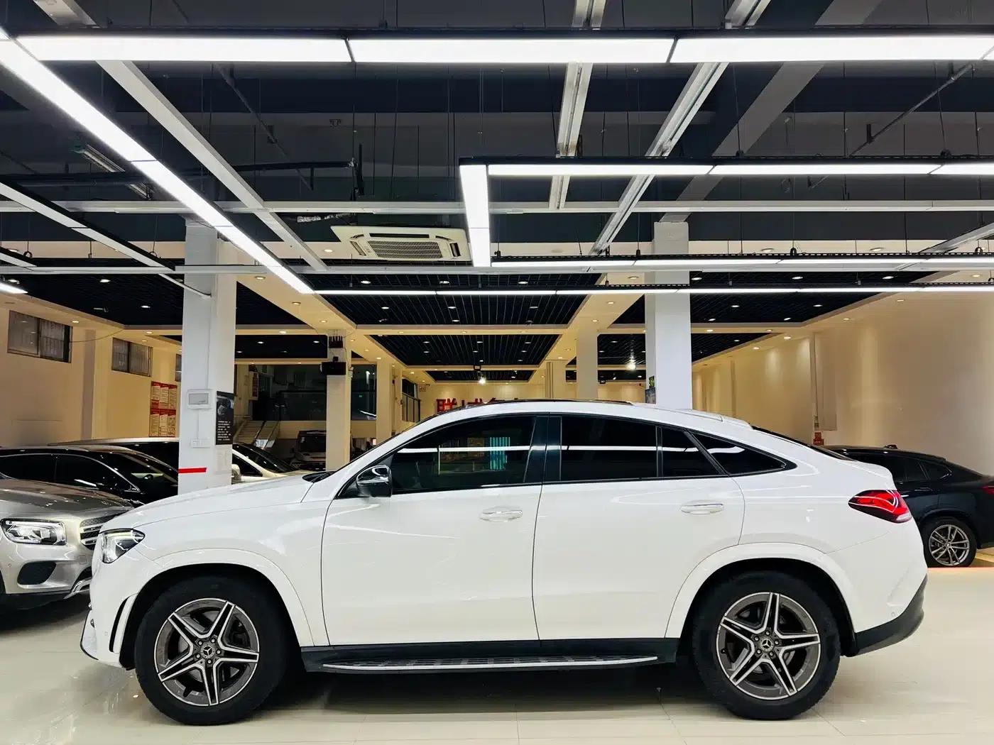 2020 Mercedes-Benz GLE Coupe, GLE 450 4MATIC Coupe SUV, Fashion Model — миниатюра 14