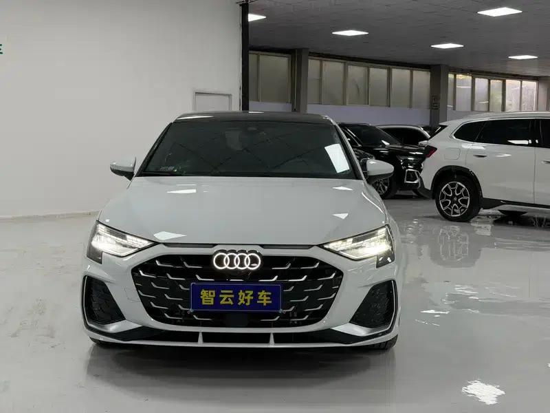 Audi A3 2025 Sportback 35 TFSI Flying Spur Luxury Edition + Luxury Package — миниатюра 2