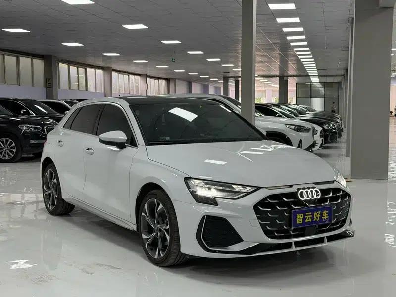 Audi A3 2025 Sportback 35 TFSI Flying Spur Luxury Edition + Luxury Package — миниатюра 3