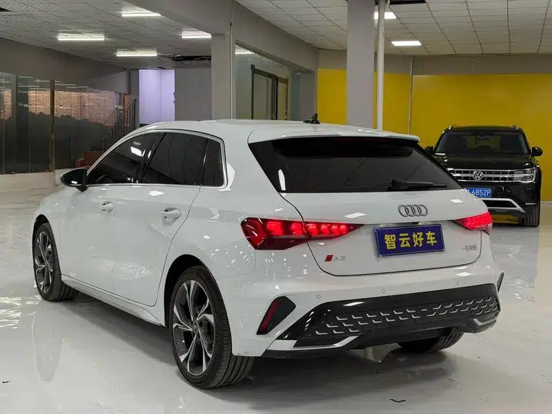 Audi A3 2025 Sportback 35 TFSI Flying Spur Luxury Edition + Luxury Package — миниатюра 4