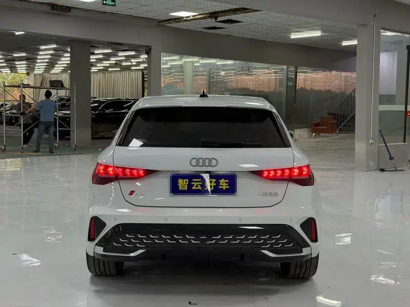 Audi A3 2025 Sportback 35 TFSI Flying Spur Luxury Edition + Luxury Package — миниатюра 5