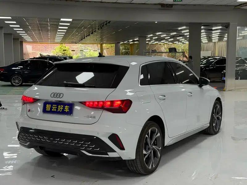Audi A3 2025 Sportback 35 TFSI Flying Spur Luxury Edition + Luxury Package — миниатюра 6