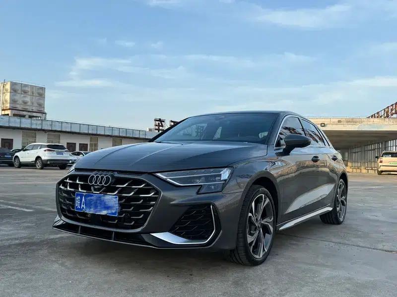 Audi A3 2025 Sportback 35 TFSI Flying Spur Luxury Edition — миниатюра 1
