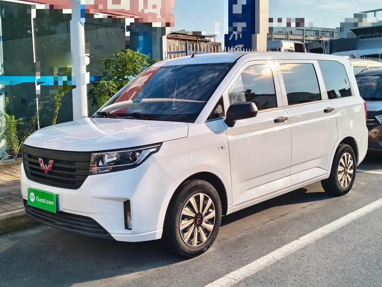Wuling Hongguang PLUS 2019 1.5T Manual Standard Edition 5 Seats — миниатюра 1