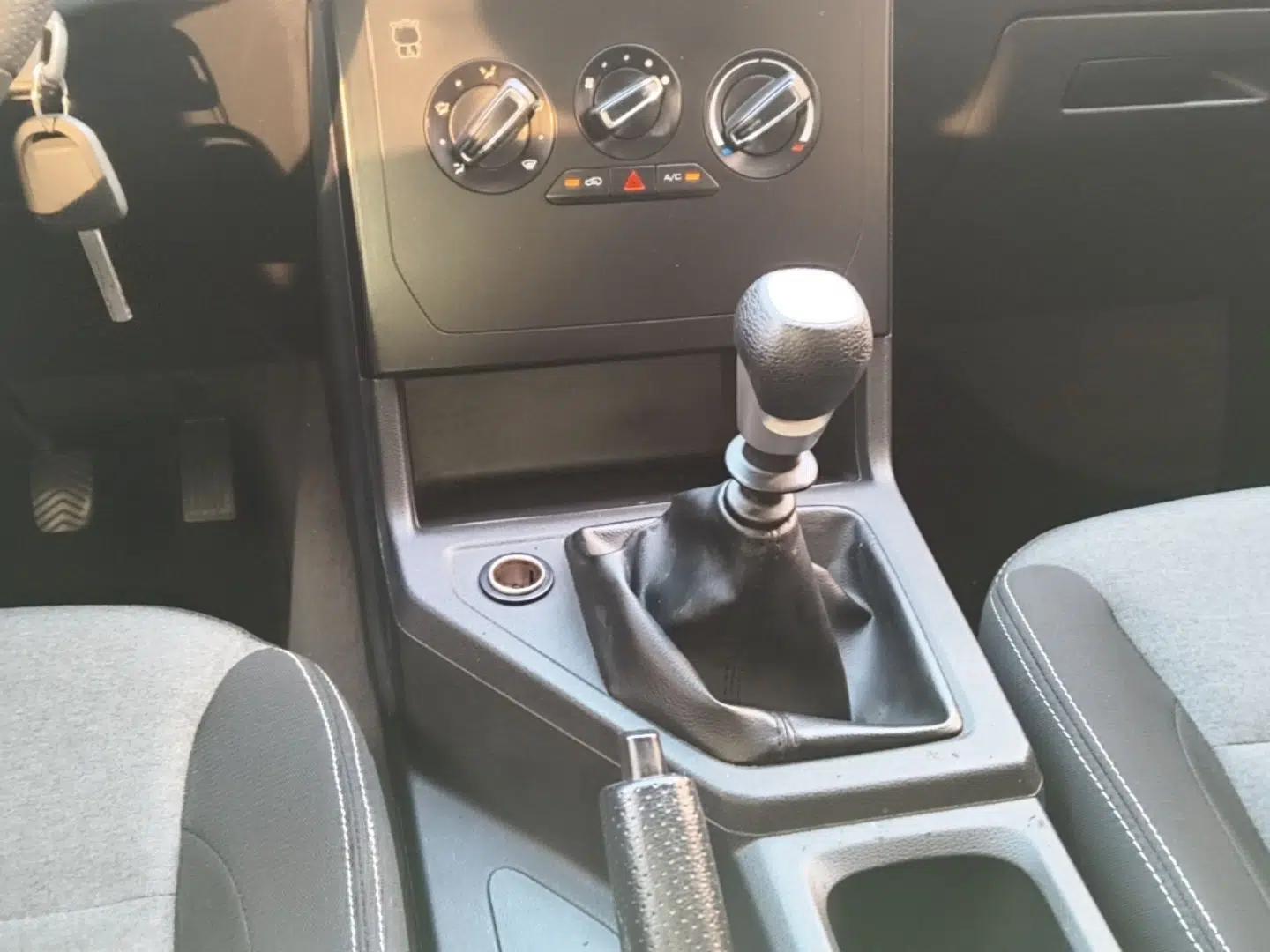 Wuling Hongguang PLUS 2019 1.5T Manual Standard Edition 5 Seats — миниатюра 16