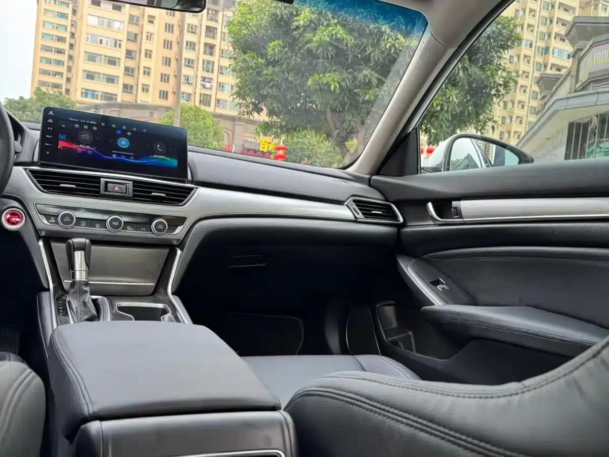 2022 Honda Accord 260TURBO Luxury Edition — миниатюра 13