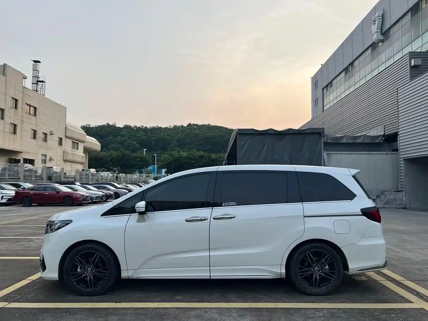 Odyssey 2022 2.0L e:HEV Elite Edition — миниатюра 4
