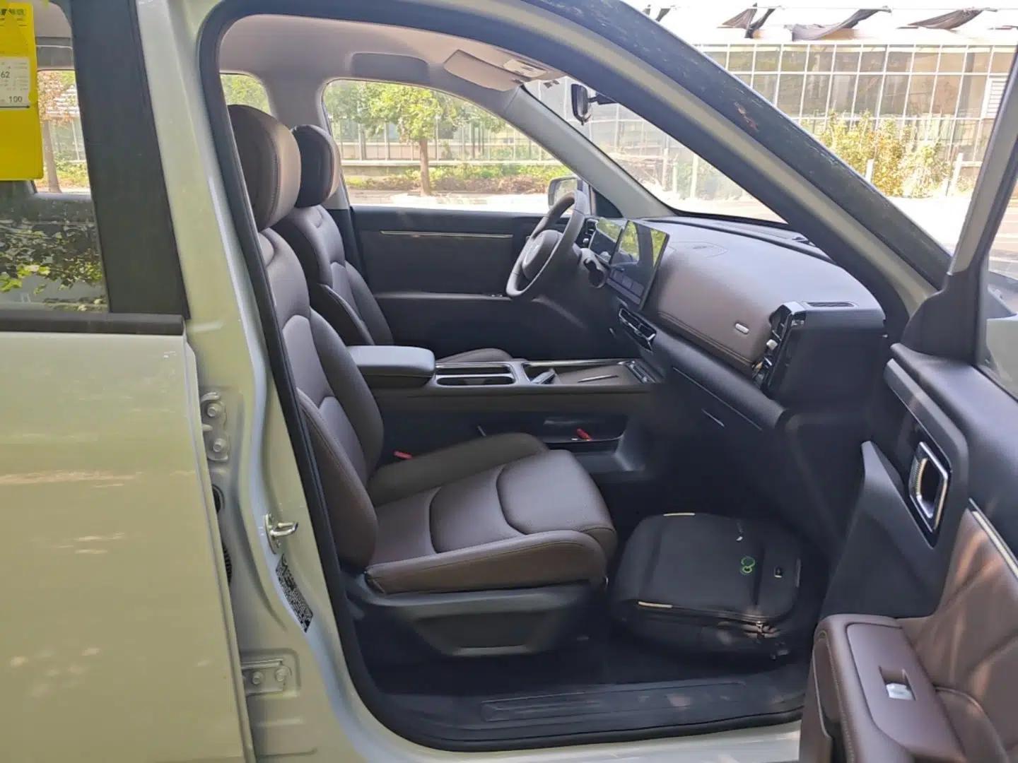 Wuling Xingguang 560 New Energy 2026 Model, Plug-in Hybrid, 125 km, Luxury Version — миниатюра 24