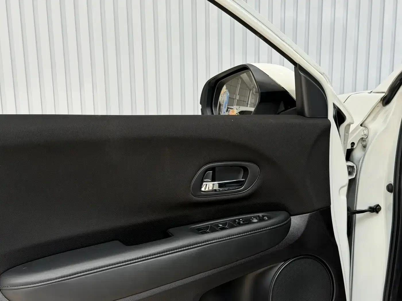 Vezel 2017 1.8L CVT 2WD Pioneer Edition — миниатюра 23
