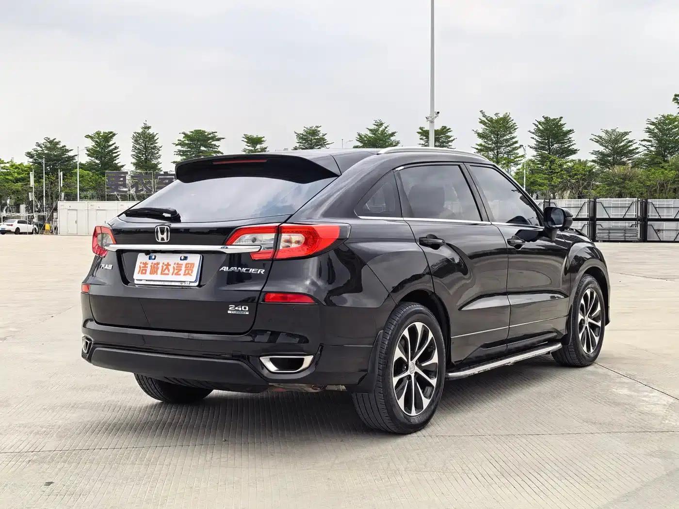 2017 Honda Avancier 240TURBO 2WD Premium Edition — миниатюра 19