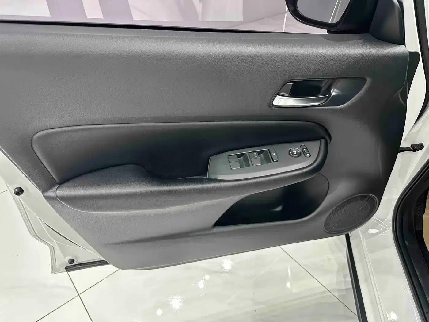 LIFE 2023 1.5L CVT CRO-SS Fun Edition — миниатюра 8