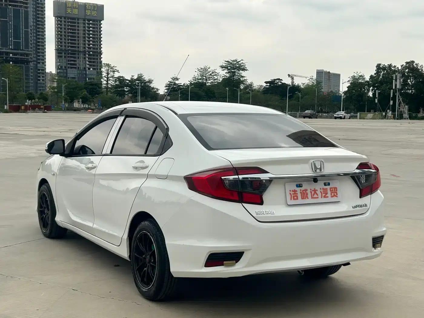 2016 Honda Greiz 1.5L CVT Classic Edition — миниатюра 18