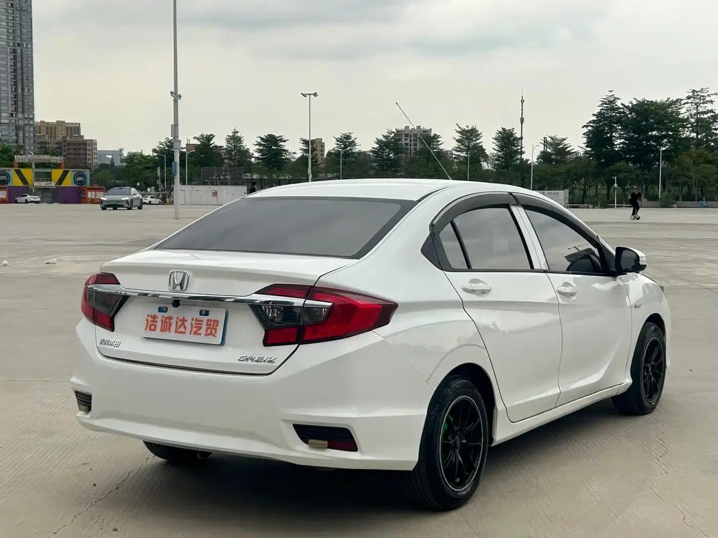 2016 Honda Greiz 1.5L CVT Classic Edition — миниатюра 20