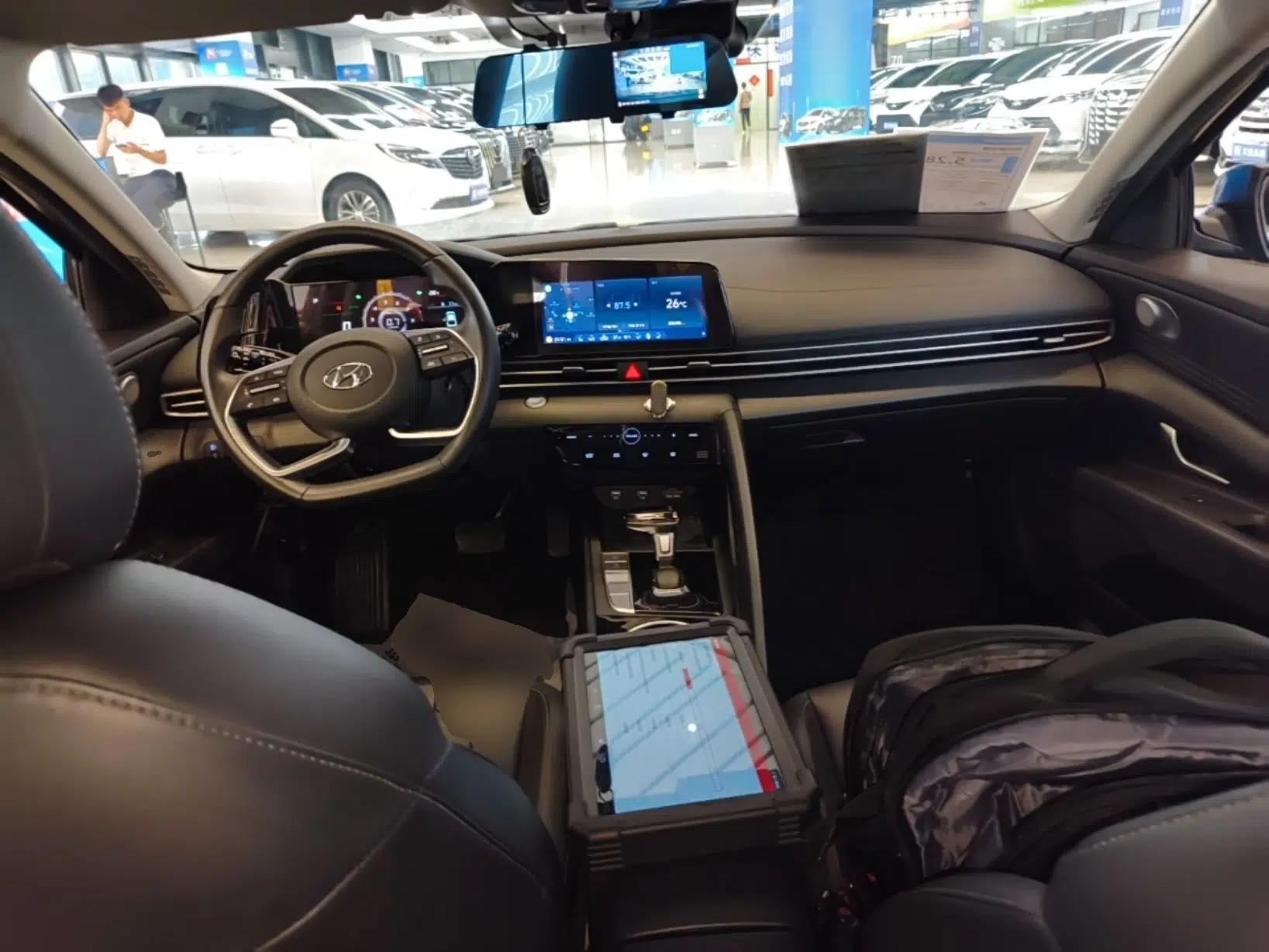 Hyundai Elantra 2021 1.5L CVT LUX Prestige Edition — миниатюра 17
