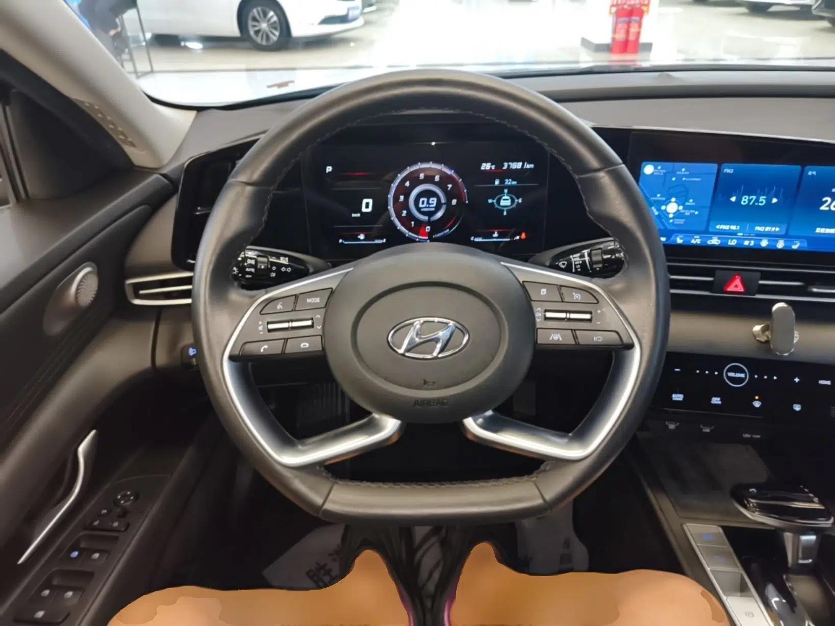 Hyundai Elantra 2021 1.5L CVT LUX Prestige Edition — миниатюра 18