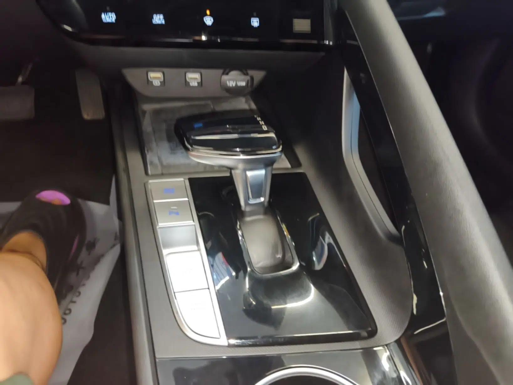 Hyundai Elantra 2021 1.5L CVT LUX Prestige Edition — миниатюра 21