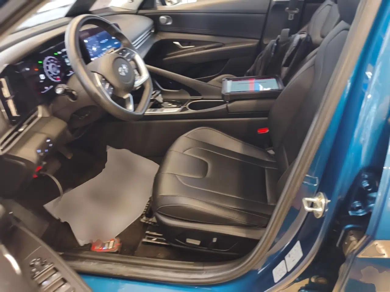 Hyundai Elantra 2021 1.5L CVT LUX Prestige Edition — миниатюра 22