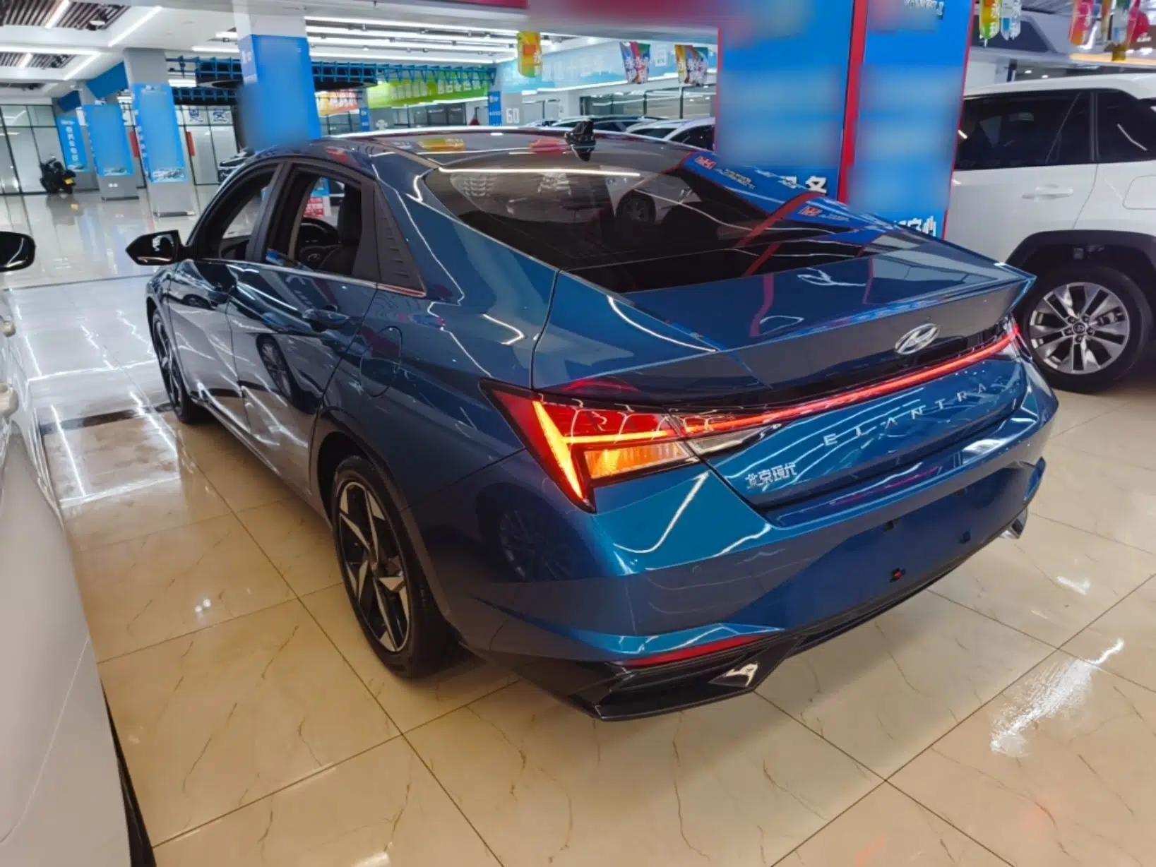 Hyundai Elantra 2021 1.5L CVT LUX Prestige Edition — миниатюра 4
