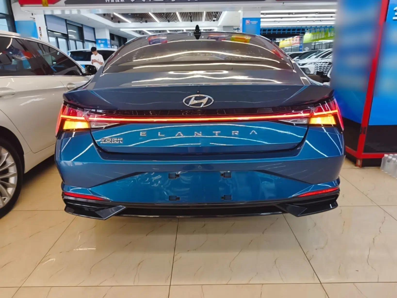 Hyundai Elantra 2021 1.5L CVT LUX Prestige Edition — миниатюра 5